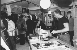 Der var Udsalg By Night p Torvet i Grenaa onsdag aften i sidste uge. Blandt andet i tjforretningen Step In, hvor indehaveren Brian Johansen fik lokket mange kunder ud i vinterkulden via slagtilbuddet: Halv pris p alt ikke nedsat tj og udvalgte sko i hele butikken!