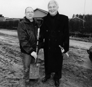 Her ses Poul Erik Schumacher fra 1945's byggeudvalg og bestyrelse, og af borgmester Gert Schou, med 1945's officielle spadestik-spade, som har vret benyttet siden 1980.