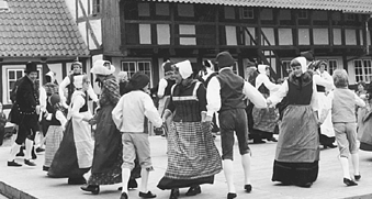 Folkedansere ifrt dragter