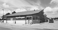 SuperBrugsens nye facade med Caf p hjrnet