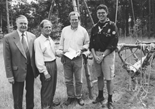Bo Wiedemann og Lars Sand Kirk fra Kattegat-Spejderne tager glad imod den flotte donation