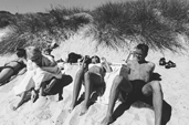 Folk der slikker sol i klitterne