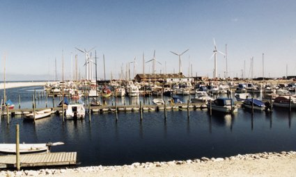 Lystbde med fiskeri havnen i baggrunden