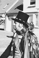 Tirsdag den 12. oktober kan man opleve et foredrag med multikunstneren Jacob Haugaard p� Grenaa Bibliotek. Han vil f�rst og fremmest fort�lle om sin tid som medlem af Folketinget i perioden fra 1994 til 1998