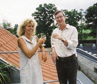 Tidl. leder Jette Mark Jensen ses her sammen med den ny leder Ryan Riiskj�r