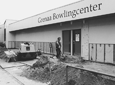 Hndvrkerne har indtaget en stor del af Grenaa Bowlingcenter, der sledes fr noget af en ansigtslftning for tiden