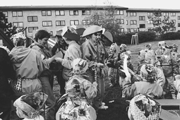 Planerne om et ldreboligprojekt ved Fuglevnget - mellem Brnehaven Fuglereden og den gule boligblok i baggrunden af billedet - blev skudt i snk af et spinkelt byrdsflertal tirsdag i sidste uge (arkivfoto)