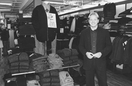 Indehaveren af tjforretningen Mr. Rasmus i Grenaa, Jesper Rasmussen, skal fortlle om E-handelsprojektet p Djursland - detailhandel via Internettet - p et kommende medlemsmde i IT-Djursland