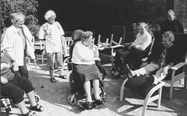 Dronningens Ferieby fik leveret 44 ldre- og handicapvenlige lnestole torsdag i sidste uge. Enkelte af gsterne kunne ikke vente med at prve stolene til de kom under tag