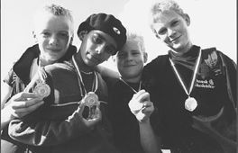 Disse fire drenge fra Lundehus Skole p sterbro i Kbenhavn scorede over 15.000 point med deres hold - og dermed guldmedaljerne ved Dansk Skoleidrts Landsfinale i atletik p Grenaa Stadion. Et stvne Grenaa Vestre Skole arrangerede. Her ses de stolte sterbrodrenge Casper, Usman, Andreas og Nicolai med guldmedaljerne