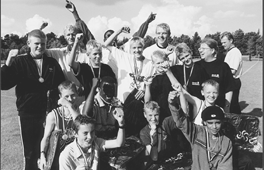Omkring 350 skolebrn fra 7. klasse over hele landet stillede op til landsfinalen i atletik p Grenaa Stadion i sidste uge. Danmarksmesteren i stangspring gennem de sidste 10 r, Martin Voss, overrakte medaljer til vinderne