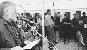 Amtets socialudvalgsformand Louis Rolander (S) holdt indvielsestalen, da Bo- og Aktivitets-tilbuddet lunden slog dren og teltdugen op for offentligheden i sidste uge