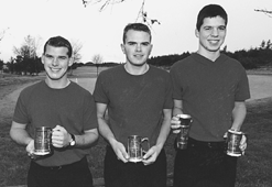 Ib Andersen, Thomas Rasmussen og Claus Jensen fra Grenaa Golfklub har vundet Landsmesterskabet i golf for ynglingehold. Her ses de med pokal og vinderkrus