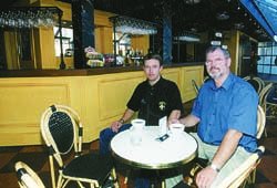 Jens stergaard (TH), sidder her i den nye caf sammen med en af medarbejderne, Jens Ladefoged
