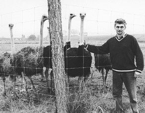 Grdejer Jrgen Friis, Karlby, har etableret en strudsefarm med grdbutik p adressen Pejmarksvej 57 i Karlby