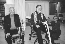 Borgmester Gert Schou og udvalgsformand Erik Hoberg afprvede nogle af genoptrningsmaskinerne p Gigtplejehjemmet under afdelingsleder Karen Jensens kyndige vejledning, da Grenaa Kommunes nye genoptrningsafdeling blev indviet i sidste uge