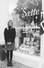 27-rige Anne-Jeanette Jarsmer debuterede som forretningsindehaver med brugskunst-butikken Hos Stte i Storegade 16 i Grenaa torsdag i sidste uge