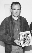 Tegner og arkitekt Lars Sand Kirk, der er den kreative kraft bag forsiden til aftenskolernes fllesprogram, som han holder frem p herstende billede, kan opleves med rejseforedraget Peber og elefanter i Kulturhuset Pavillonen den 26. januar. En ny udgave af fllesprogrammet er i vrigt udkommet sammen med Grenaa Bladet i indevrende uge.