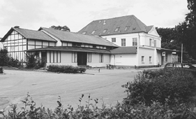 Den konomiske kabale omkring ombygningen af Kulturhuset Pavillonen er nu get op med et endeligt tilsagn om konomisk tilskud og ln fra Lokale- og Anlgsfonden i Kbenhavn. Projektet involverer blandt andet en srdeles ndvendig renovering af den gamle Pavillon-sal, der her er afbilledet. Gavlmuren er sledes i s drlig stand, at den p det nrmeste er ved at skvatte sammen