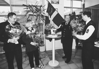 Der blev uddelt blomster og tre hderstegn for 25 rs god tjeneste ved politiet i forbindelse med sidste uges nytrsparole p Grenaa Politigrd. Politimester Jens Wacher uddelte tegnene til politiassistent William Highland (tv), kontorfuldmgtig Lissi Busch Jrgensen og politiassistent Henrik Worm. Endnu t vil blive uddelt ved en senere lejlighed. Politiassistent Leif Srensen mtte nemlig melde forfald p grund af sygdom p dagen