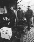 En lille hndfuld seniorer fra Dansk Metal i Grenaa har renoveret et gammelt dieseldrevet elvrk, der skal gre gavn i Tanzania i forbindelse med et mellemfolkeligt hjlpearbejde mellem Djursland og Ngorogo-provinsen. Her ses Vagn Hansen, Peter Steffensen og Oluf Jensen i grden til Den Gamle Smedje i Grenaa ved elvrket, der dog manglede en generator, da billedet blev taget