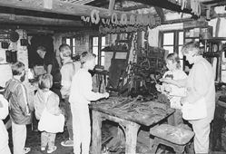 Den Gamle Smedje i Grenaa befinder sig i en overlevelseskamp. Der skal findes henved 300.000 kroner til en renovering af smedjen, der p� det n�rmeste er ved at falde fra hinanden. P� l�rdag den 5. februar er der �bent Hus i smedjen i blandt andet den anledning