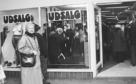 Aftenudsalgskunder foran Bodil Bach