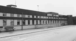 Det irske luftfartsselskab Ryanair forventer 100.000 passagerer i r p ruten Tirstrup-London. Her ses t af lavprisselskabets fly efter landing i Aarhus/Tirstrup Lufthavn