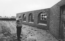 Den nye tilbygning til Den bl Kutter i Bnnerup fr et soldk p 1. sal med god udsigt. Hilding Hvid str ved siden af den nye bygning.