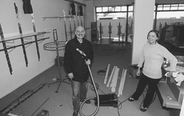 Sren Bang og Tina Petersen fanget i et muntert jeblik torsdag i sidste uge under arbejdet med at klargre en ny drengetjsbutik i Lillegade i Grenaa - Cool - next generation