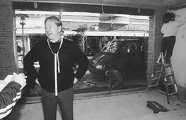 Indehaveren af Mr. Rasmus, Jesper Rasmussen, ses her i ejendommen Lillegade 11, der bliver til pigetjsbutikken JONZ