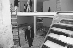 Jesper Rasmussen er i frd med at f lavet et unikt butiks-kompleks i forlngelse af hans Storegade-forretning Mr. Rasmus. Her ses han i den baghus-bygning, hvor ungt-tj butikken FREEQ etableres i to etager