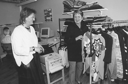 Jytte Andersen fandt sig nogle chikke stykker tj i ldrecentrets genbrugsbutik