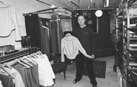 Indehaveren af Gizmo Shoes i Lillegade i Grenaa, Michael Olrik, har lukket tjbutikken Dragonfly og flyttet tjsalget ind i Gizmo Shoes