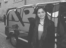 Kvinde foran Radio ABCs bil