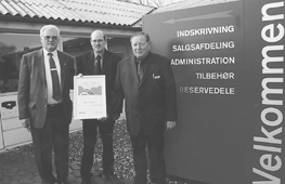 Kjeld Rasmussen og Lars Rasmussen fr her overrakt det synlige bevis p, at deres virksomhed er DAF-certificeret. Det er DAF's direktr Preben Kjr, der overrkker diplomet