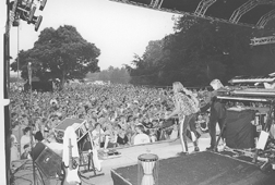 Lars Lilholt Band giver torsdag den 20. juli koncert for 7. r i trk i Meilgaard Slotspark. Det er der sdvanligvis op mod 6.000 mennesker, der gerne vil opleve. Her ses et arkivfoto fra t af de tidligere rs udsolgte koncerter i slotsparken ved Meilgaard Slot