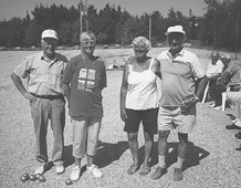 Disse to senior-petanque hold er get videre til kredsfinalen i en landsdkkende Senior Petanque-turnering, der er arrangeret af ldre Sagen og Codan. Fra venstres ses Esther og Niels B. Rasmussen og Ilse og Emil Christiansen