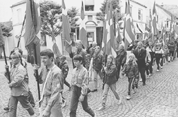 Torsdag den 15. juni er det Valdemarsdag. Det er ensbetydende med, at Danmarks-Samfundet Grenaa Kreds srger for fane- og flaguddeling i Grenaa - inklusiv faneborg gennem byen, som illustreret af dette arkivfoto