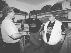 Store mnd har ofte problemer med at finde tj, der er stort nok til deres voluminse kroppe, men Jesper Rasmussen fra Mr. Rasmus i Grenaa har en afdeling, der kan klare det problem