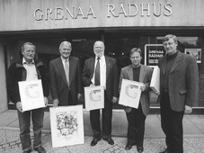 Tre Grenaa-virksomheder har gjort sig fortjent til miljledelses-diplomer. De blev overrakt af borgmester Gert Schou p Grenaa Rdhus onsdag i sidste uge. Fra venstre ses Bo Petersen fra tmrer- og snedkerfirmaet Gerner Petersen & Snner, Gert Schou, Poul Erik Aagaard fra Grenaa Motorfabrik, Franz Andreassen fra Malerfirma Andreassen og civilingenir Carsten T. Willadsen fra Grenaa Kommune