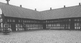 Grenaa Byrd har reddet Djurslands Museum's r 2000-konomi med en tillgsbevilling p 56.000 kroner og manglende lejeindtgt p 35.000 kroner. Budget-kikset skyldes frst og fremmest manglende driftstilskud fra Midtdjurs Kommune for indevrende r