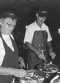 Ingen Fiskedag uden fiskefrikadeller. Noget Grenaa Kommunes forhenvrende borgmester, Arne Jessen, tilsyneladende er en mester i at tilberede