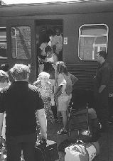 Trafikforeningen Grenaa-Djursland lavede en happening i nrbanetoget p strkningen mellem Grenaa og Kolind torsdag i sidste uge. Her udleverede man forslag til en ny kreplan p strkningen, der i givet fald vil betyde forkortet rejsetid p Grenaa-banen via gennemgende tog p strkningen Hornslet-rhus . (Arkivfoto)