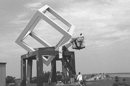 Et par svende fra Malerfirmaet Tipsmark i Grenaa har gennem de sidste par uger malet godt 60 liter maling p den 10 meter hje og og 15 tons tunge Arnoldi-skulptur ved Randersvej i Grenaa