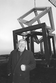 Per Arnoldi's terninge-skulptur blev opstillet i Grenaa i 1995 i forbindelse med byens 550 rs kbstadsjubilum dette r. HSM Industri A/S ved Esben Mller spillede i den forbindelse en meget aktiv rolle omkring realiseringen af projektet. Her ses kunstneren selv, da skulpturen blev opstillet for fem r siden