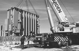 En speciel kran fra Krangrden i Holstebro var af Midtjyske Net blevet hyret til opgaven med at lfte den 140 tons tunge transformer fra blokvognen og hen til lejet ved den nye transformerstation. Ikke noget problem for den store kran, der kan lfte op til 400 tons i et enkelt lft. I Danmark eksisterer der efter sigende kun yderligere n kran af denne type