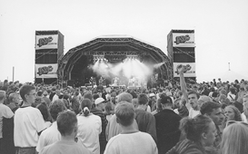 P lrdag den 15. juli kan man opleve 17 bands/solister fra to forskellige scener til Radio ABC Beach Party 2000 ved Grenaa Strand. Dette billede er taget i forbindelse med 1997-udgaven af ABC's Beach Party