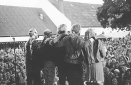 Aftenen startede i r med Lasse og Mathilde, som spillede den frste time, inden aftenens hovednavn Lars Lilholt gik p scenen. I to timer spillede den folkekre troubadour bde de gamle kendinge, men ogs en del nye sange havde sneget sig ind i repertoiret