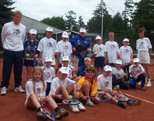 Ved det velfortjente kaffe- og kagebord blev der uddelt deltagerbevis og orienteret om hvilke muligheder der er for at flge op p tennissporten. Hvem ved, mske er der en kommende Kristian Pless eller Eva Dyrberg blandt brnene